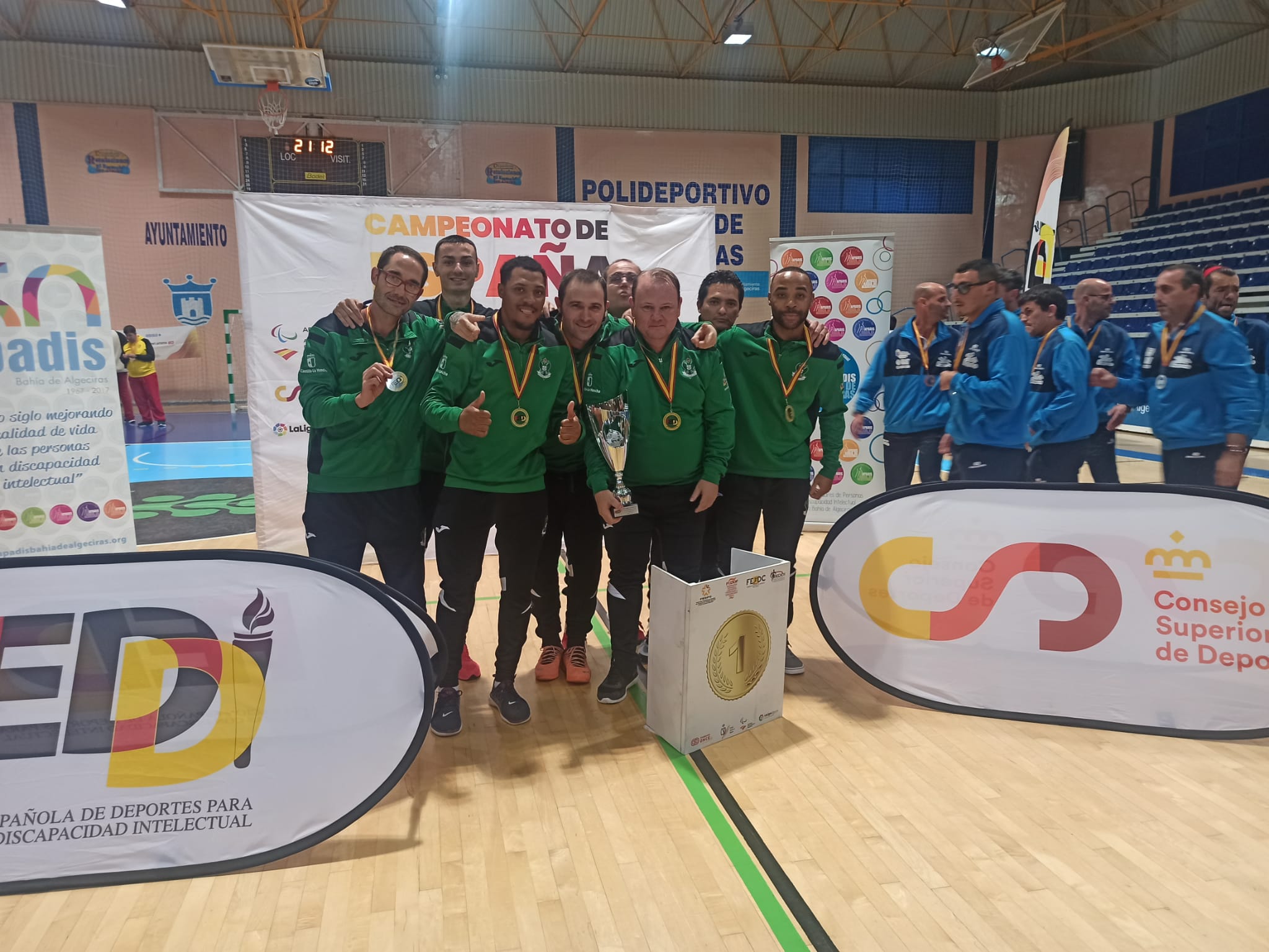 Pose de familia de los campeones de España.