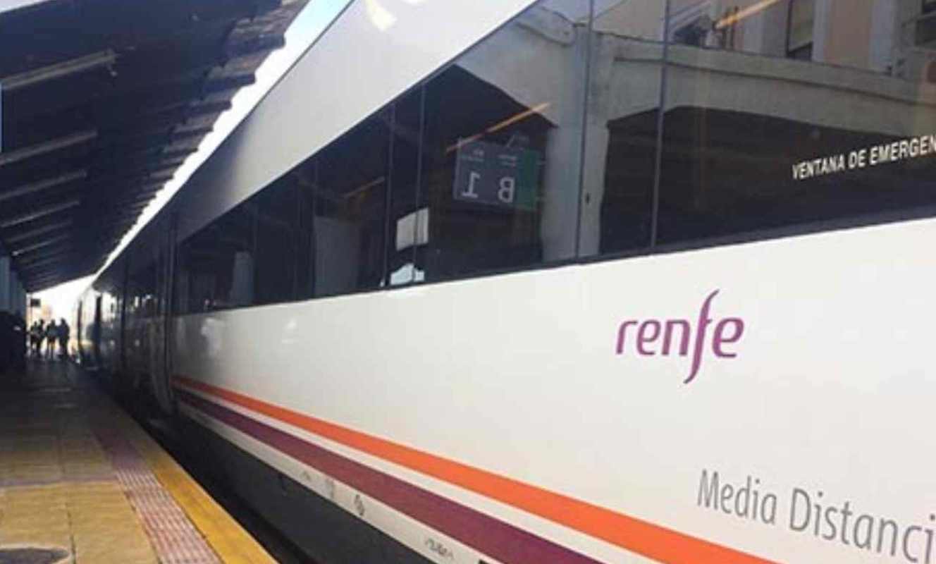 Imagen de archivo de un tren de la línea convencional que pasa por Talavera.