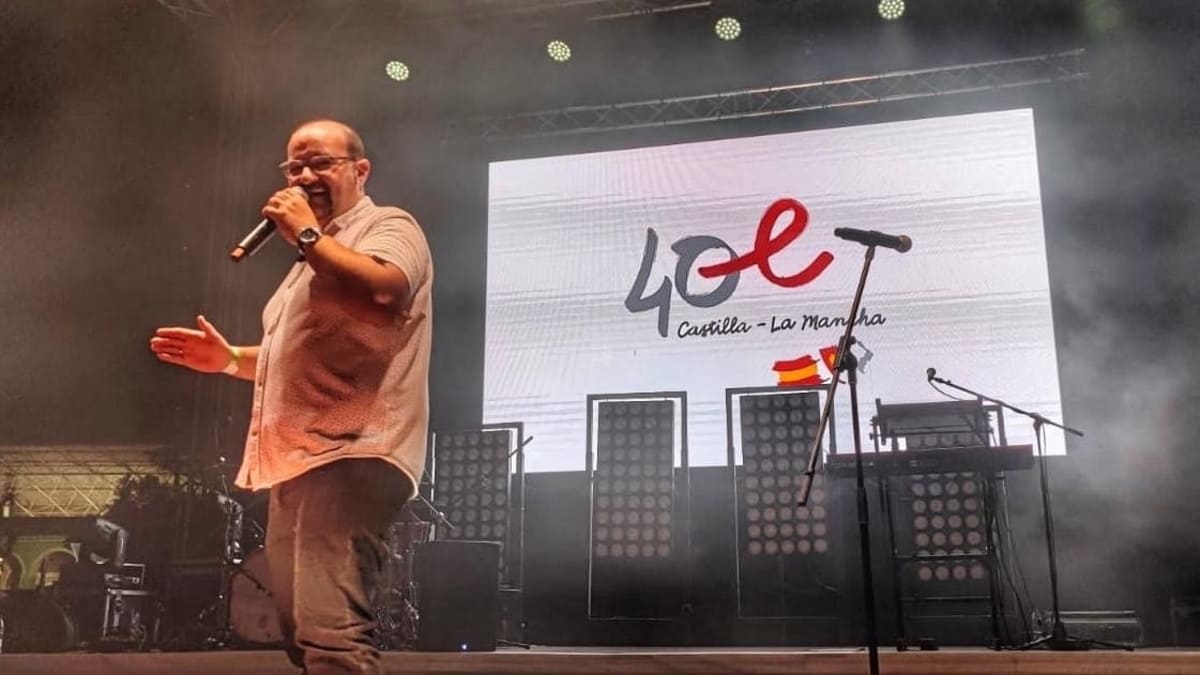 Curro García presentando Concierto Cadena Dial Cuenca