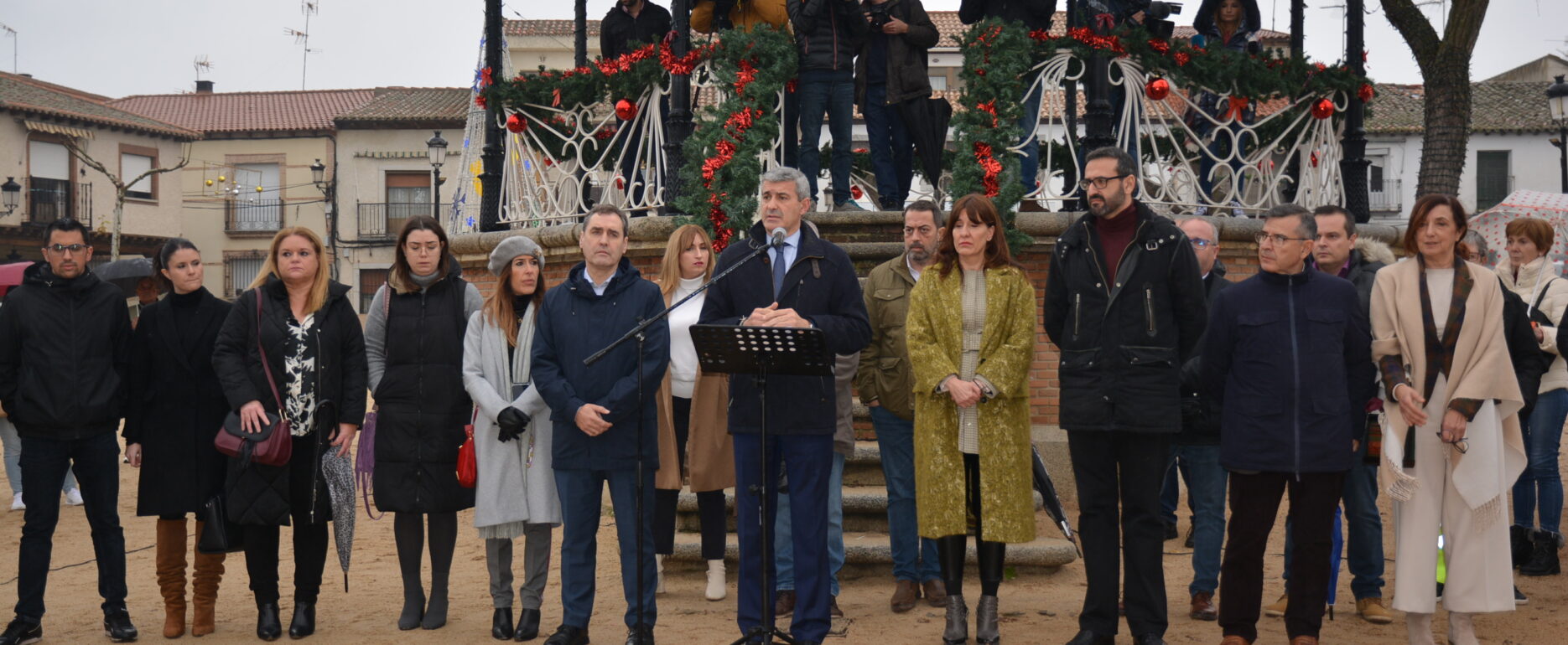 Álvaro Gutiérrez, alcalde de Escalona, leyendo el manifiesto durante la concentración por el asesinato de Elena y su bebé a punto de nacer.