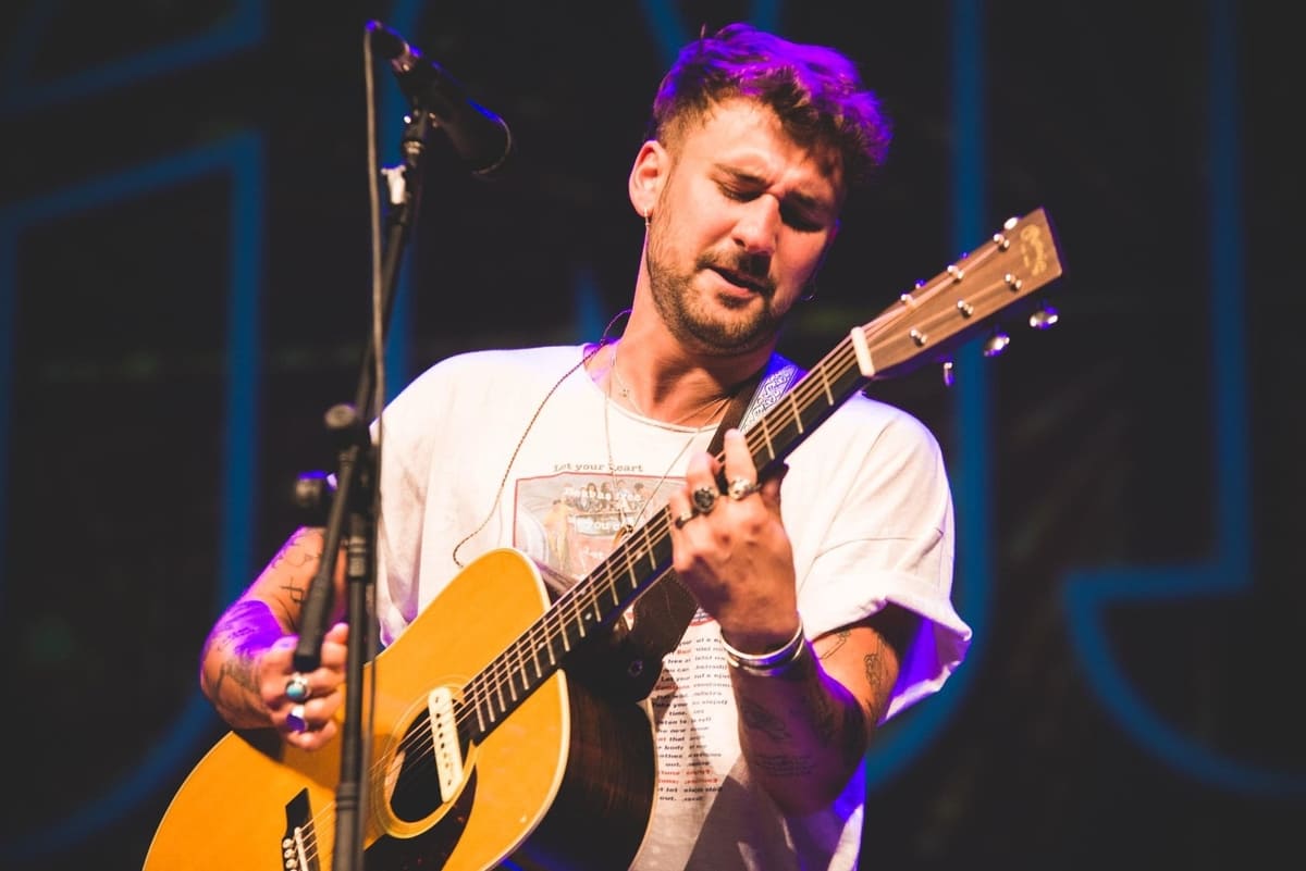 Dani Fernández en el concierto de Dial Unicxs en el Teatro Rojas de Toledo. Foto: Antonio Rivera cedida por Cadena SER CLM.