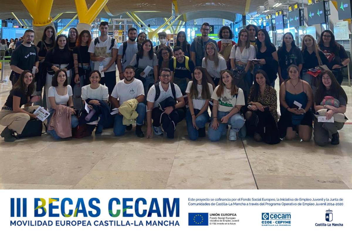 En la imagen, los 47 participantes en las terceras becas de Cecam.