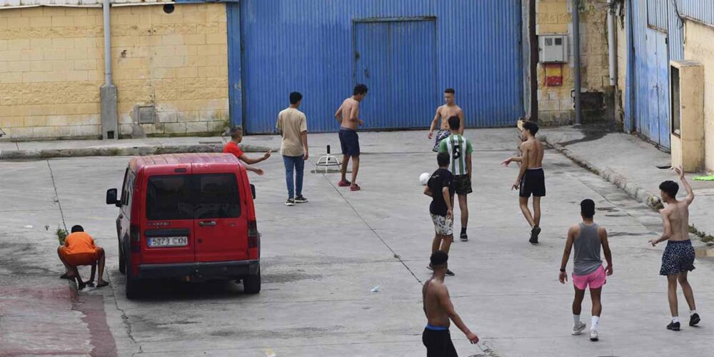 Varios menores extranjeros no acompañados juegan al fútbol en las naves del Tarajal, a 5 de junio de 2021, en Ceuta. Foto: Antonio Sempere (EP).