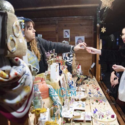 compras en un mercadillo navideño