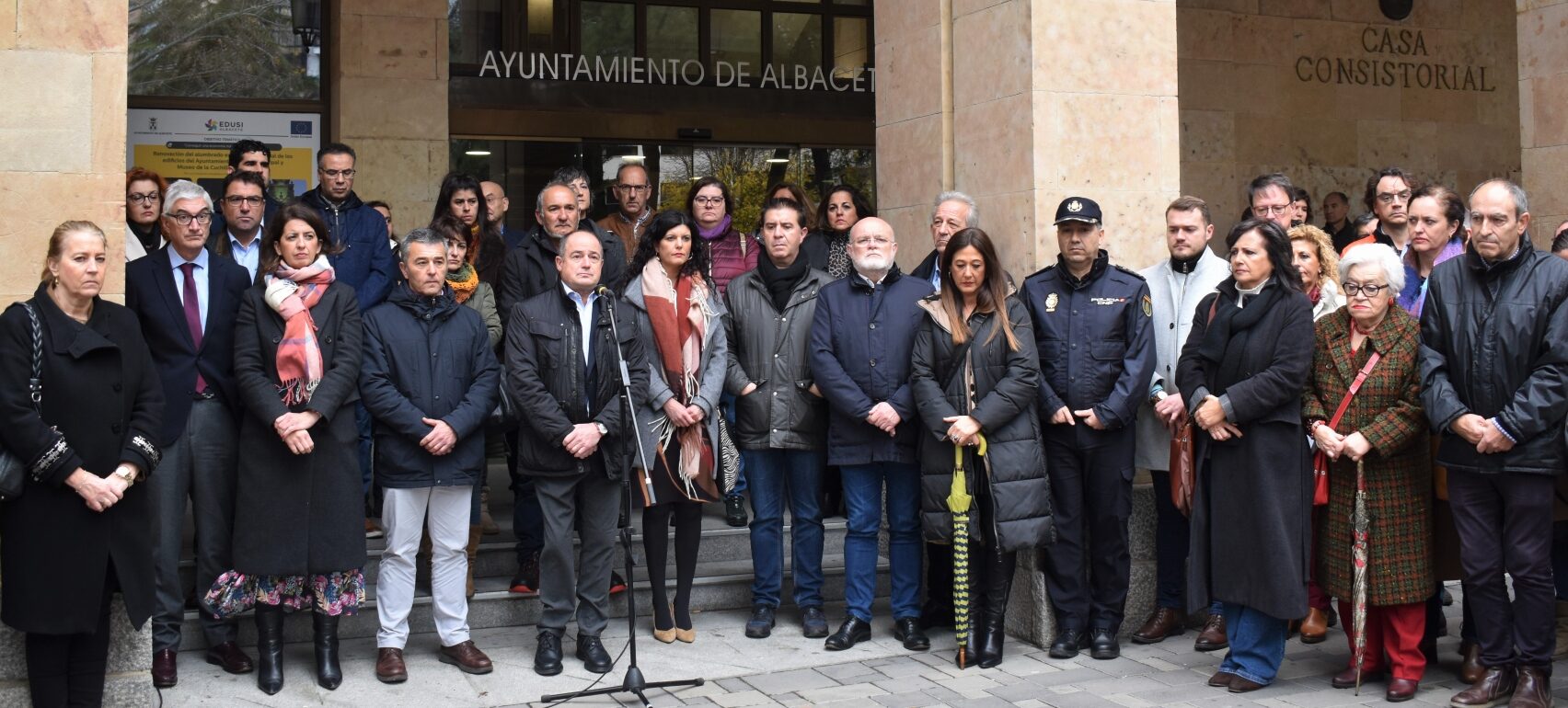 Albacete guarda cinco minutos de silencio en repulsa y condena por el asesinato machista de Ángela Cabañero.