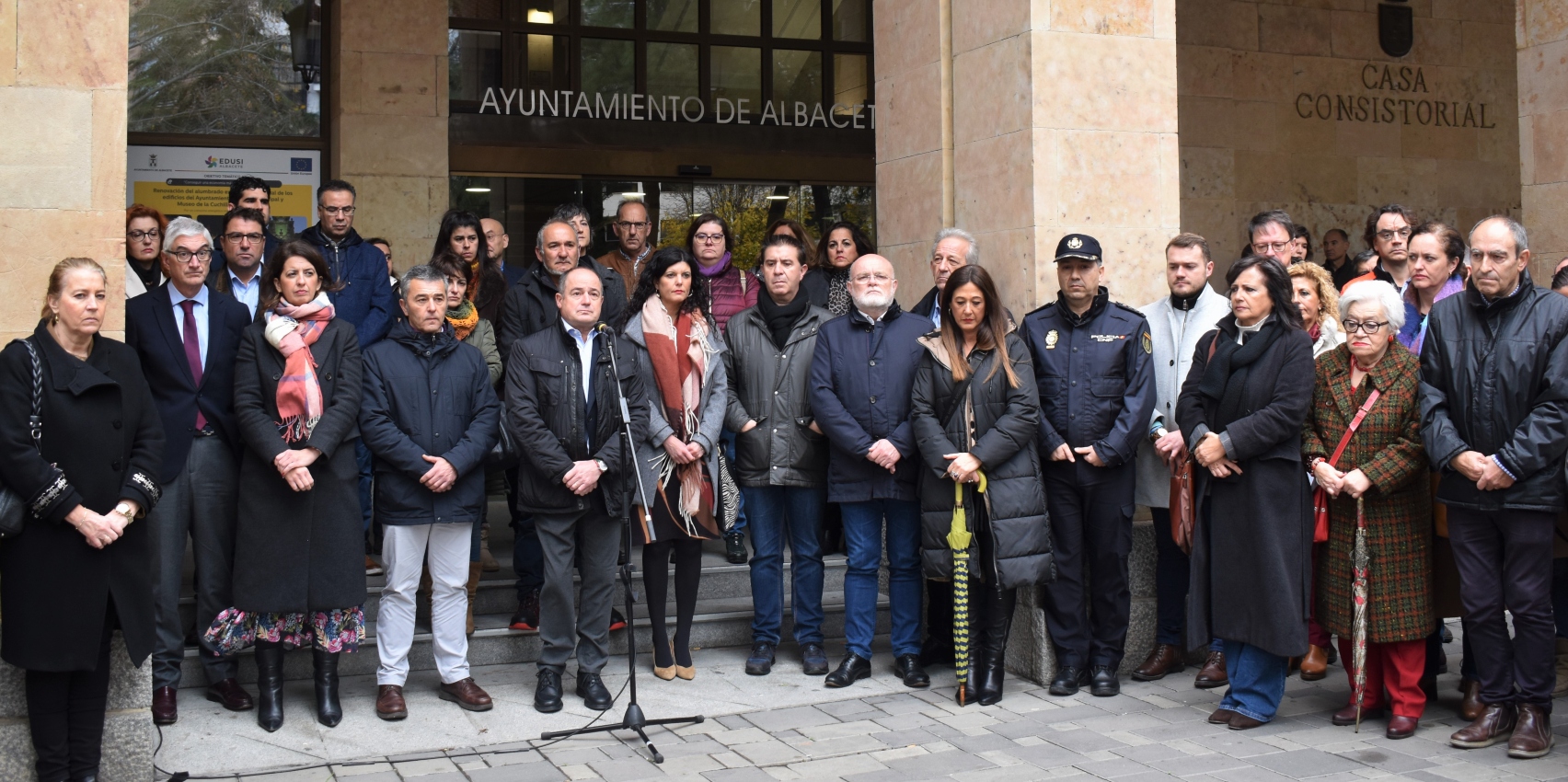 Albacete guarda cinco minutos de silencio en repulsa y condena por el asesinato machista de Ángela Cabañero.