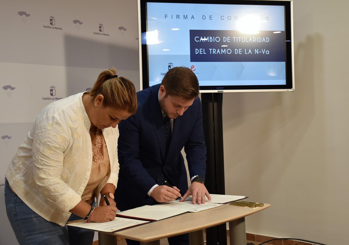 Nacho Hernando y Tita García-Élez, firmando un convenio para la cesión del tramo entre el Arroyo de Las Parras y el inicio del núcleo urbano.