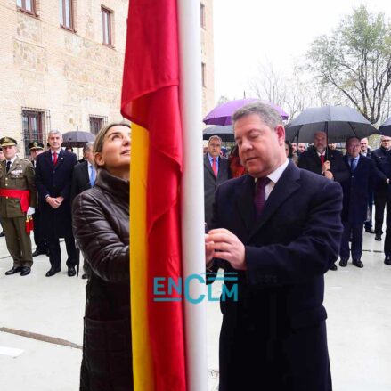El presidente de Castilla-La Mancha, Emiliano García-Page, y la alcaldesa de Toledo, Milagros Tolón. Izando la bandera por el día de la Constitución. Foto: Rebeca Arango.