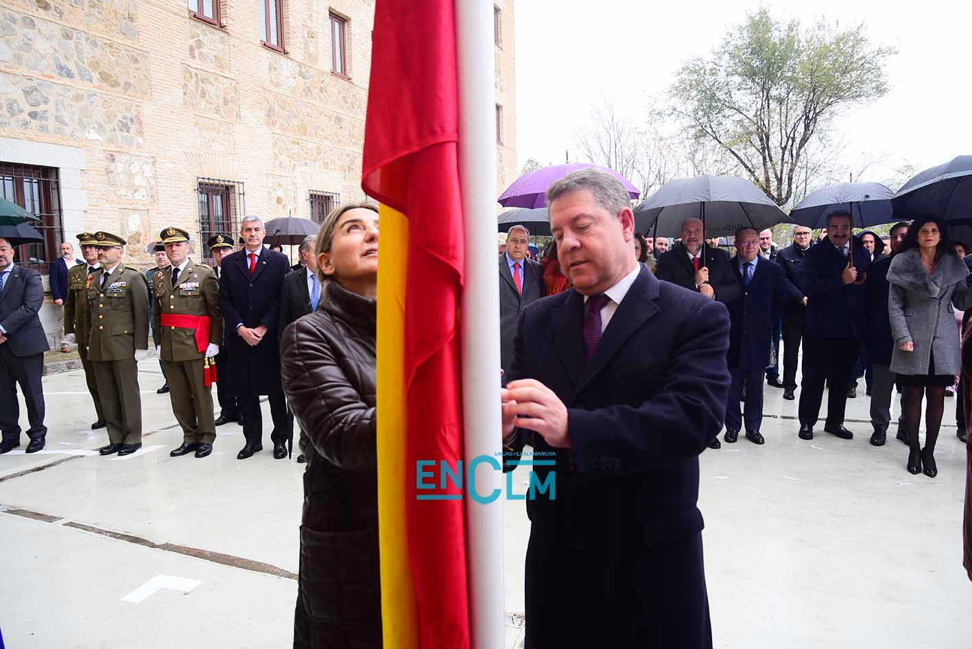 El presidente de Castilla-La Mancha, Emiliano García-Page, y la alcaldesa de Toledo, Milagros Tolón. Izando la bandera por el día de la Constitución. Foto: Rebeca Arango.