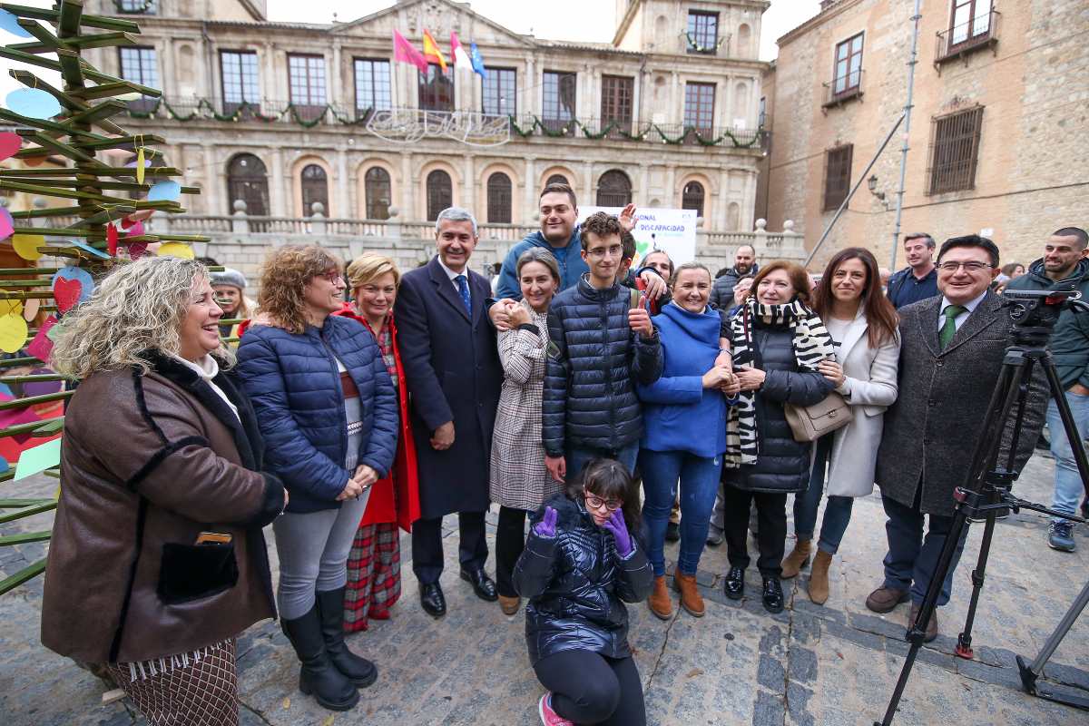 Foto de familia en el acto celebrado en Toledo por el Día Internacional de la Discapacidad.