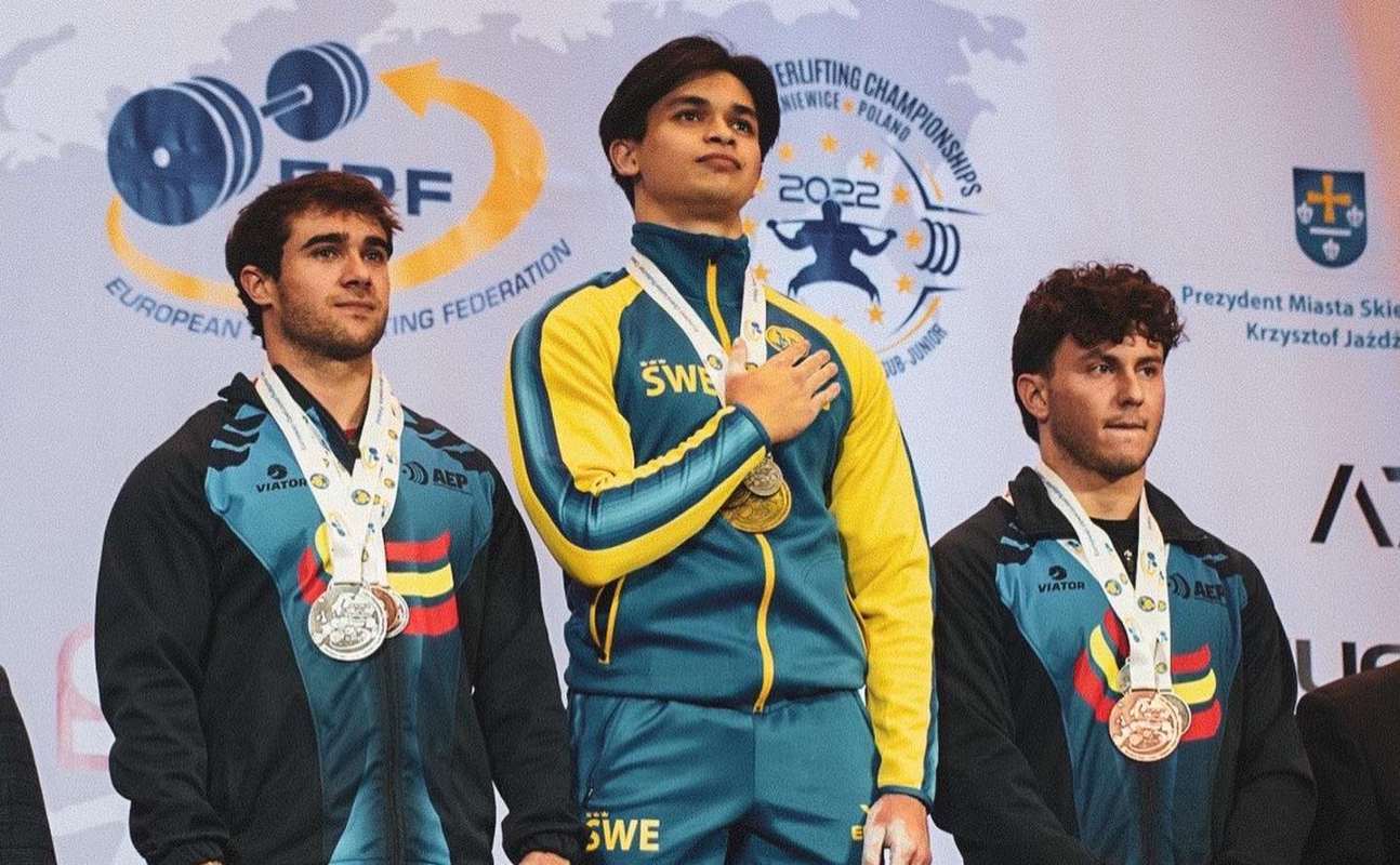 Alberto Herraiz (primero por la izquierda) posa con la medalla de plata individual.