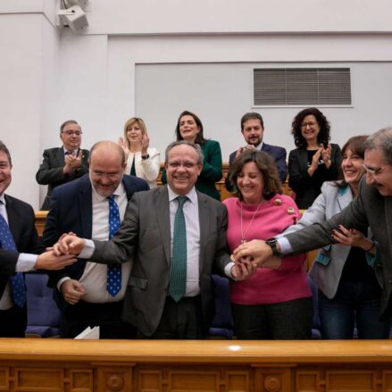 Algunos de los miembros del Gobierno de Castilla-La Mancha y del Grupo Socialista en las Cortes celebran la aprobación de los Presupuestos de la Junta de Comunidades para 2023.