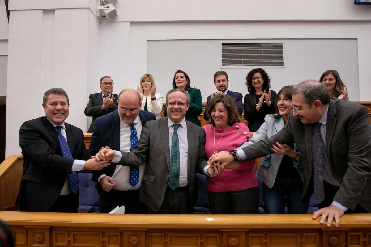 Algunos de los miembros del Gobierno de Castilla-La Mancha y del Grupo Socialista en las Cortes celebran la aprobación de los Presupuestos de la Junta de Comunidades para 2023.