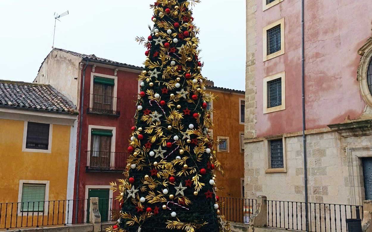 Árbol de Navidad de Cuenca donde se echan en falta adornos
