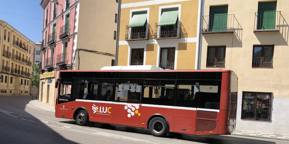 Imagen de un autobús urbano circulando por la ciudad de Cuenca.