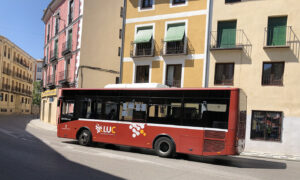 Imagen de un autobús urbano circulando por la ciudad de Cuenca.
