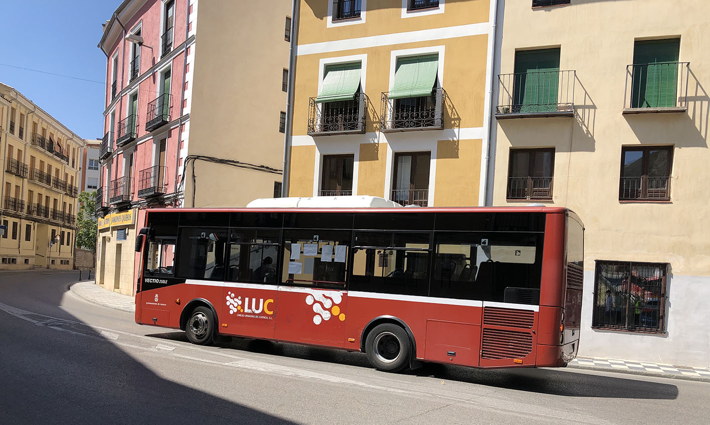 Imagen de un autobús urbano circulando por la ciudad de Cuenca.