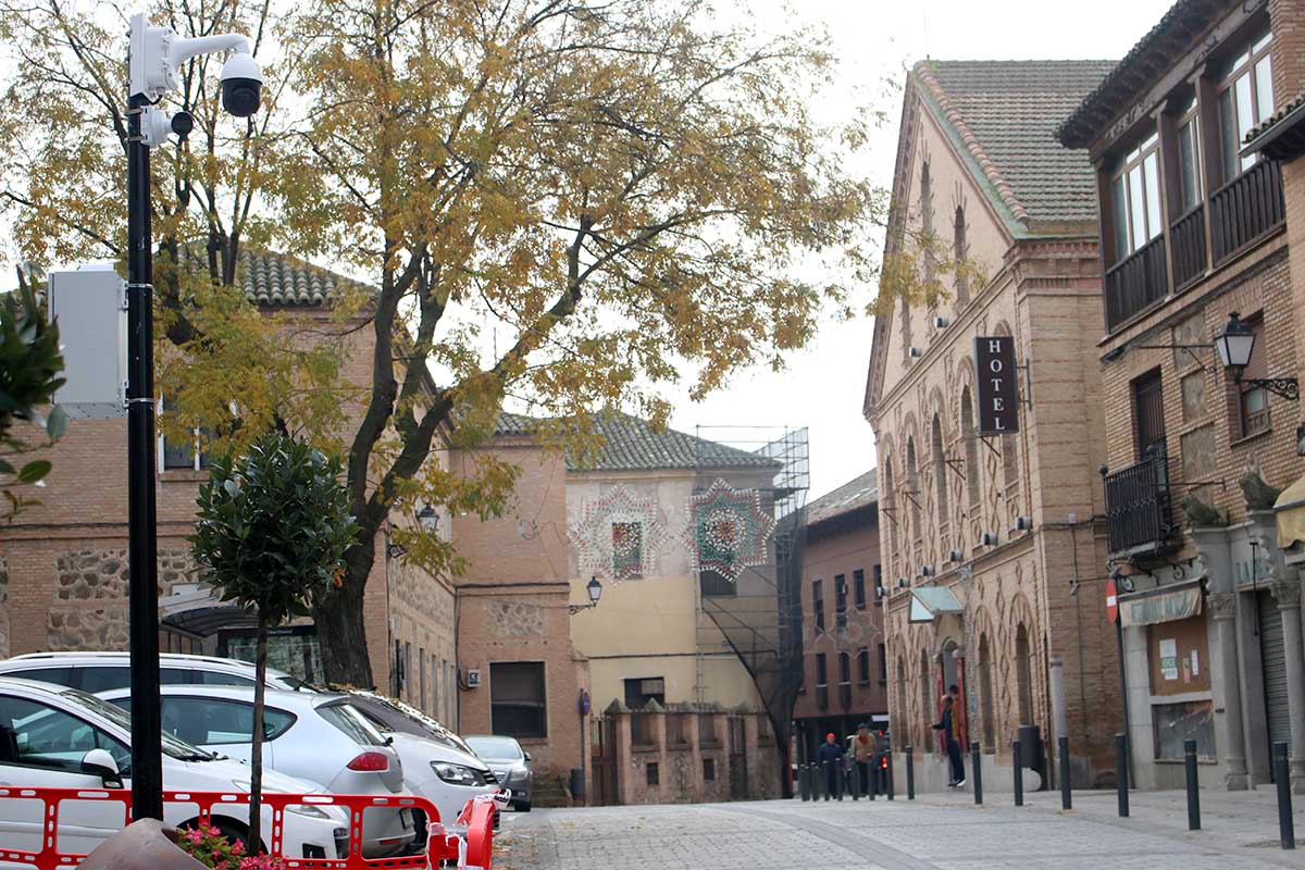 Una de las dos cámaras colocadas en la calle Reyes Católicos que controlarán a aquellos que circulen por prohibido en dirección a la Puerta del Cambrón. Foto: Sara M. Trevejo.