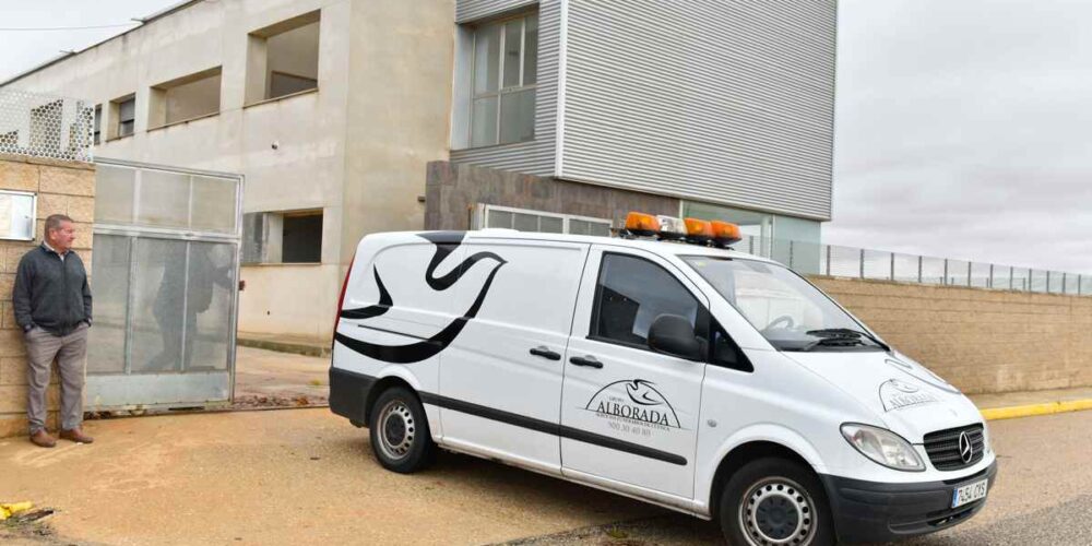 Un coche fúnebre sale del cuartel de la Guardia Civil de Quintanar del Rey (Cuenca). Foto: José del Olmo.