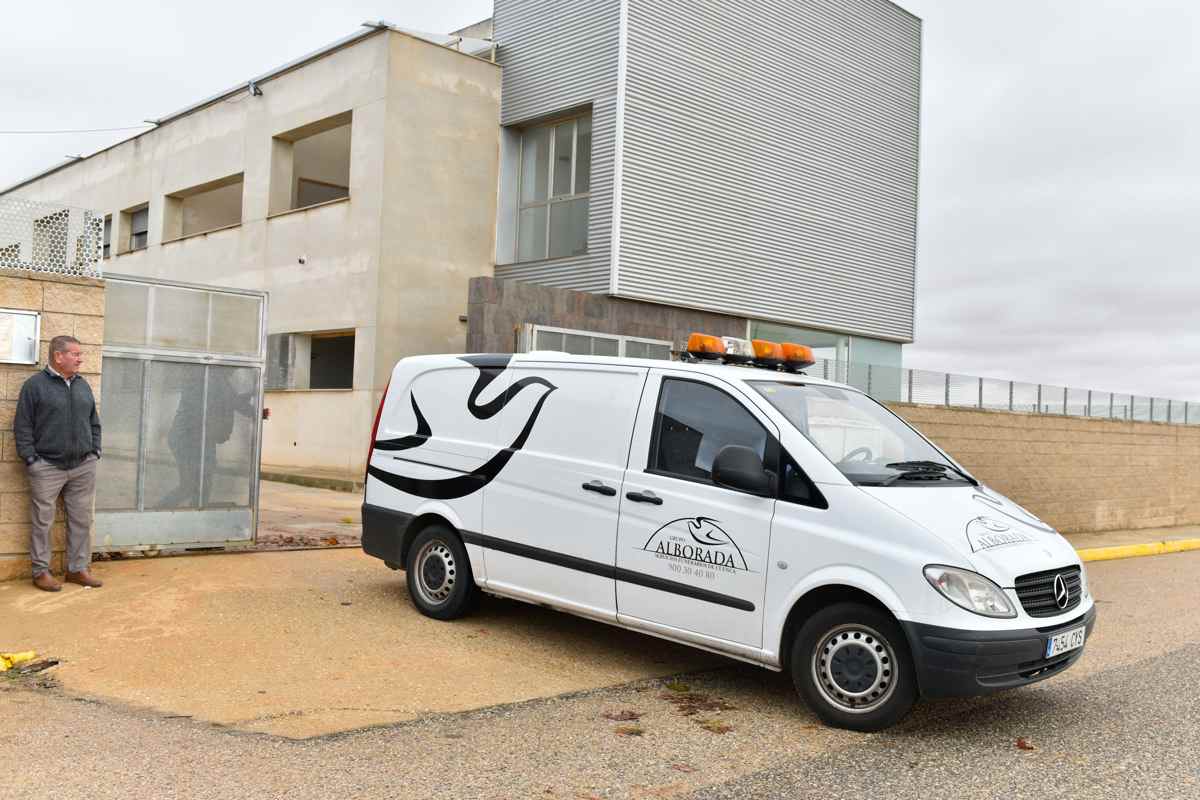 Un coche fúnebre sale del cuartel de la Guardia Civil de Quintanar del Rey (Cuenca). Foto: José del Olmo.