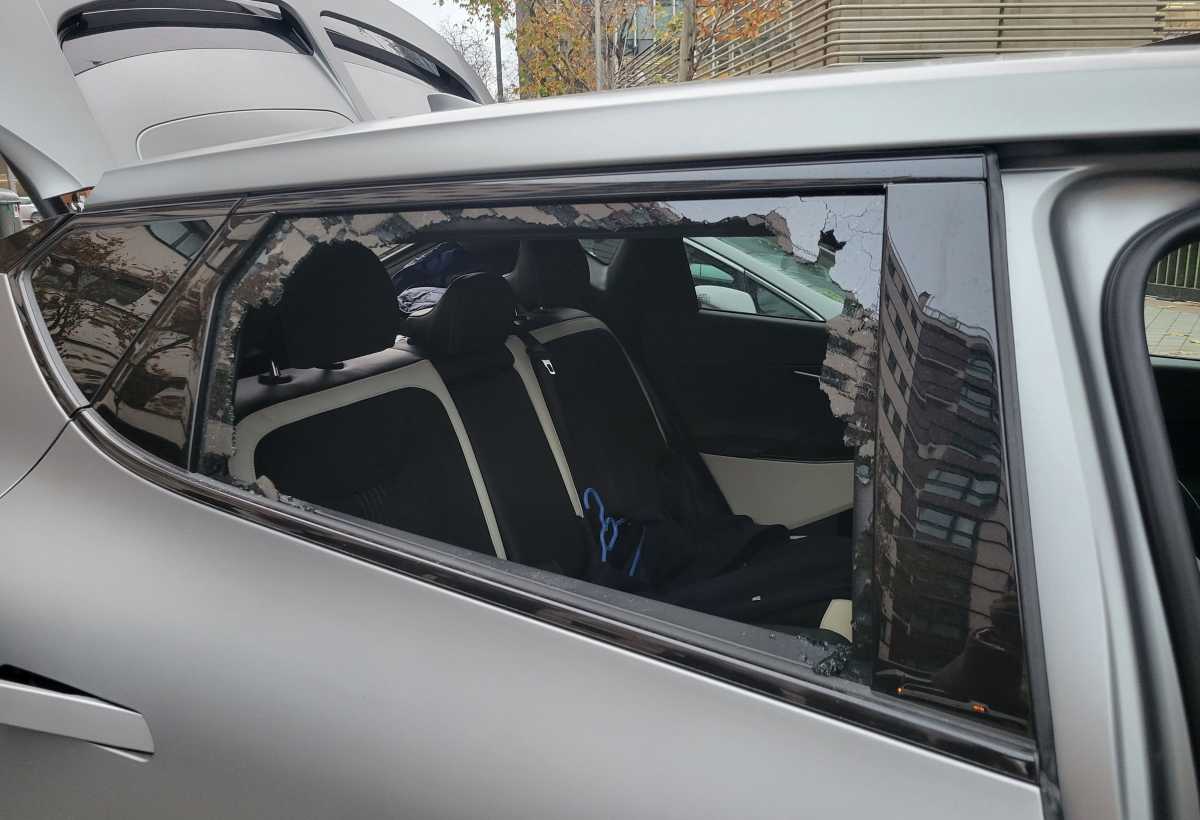 El coche de Sandra Sánchez con una ventanilla fracturada.