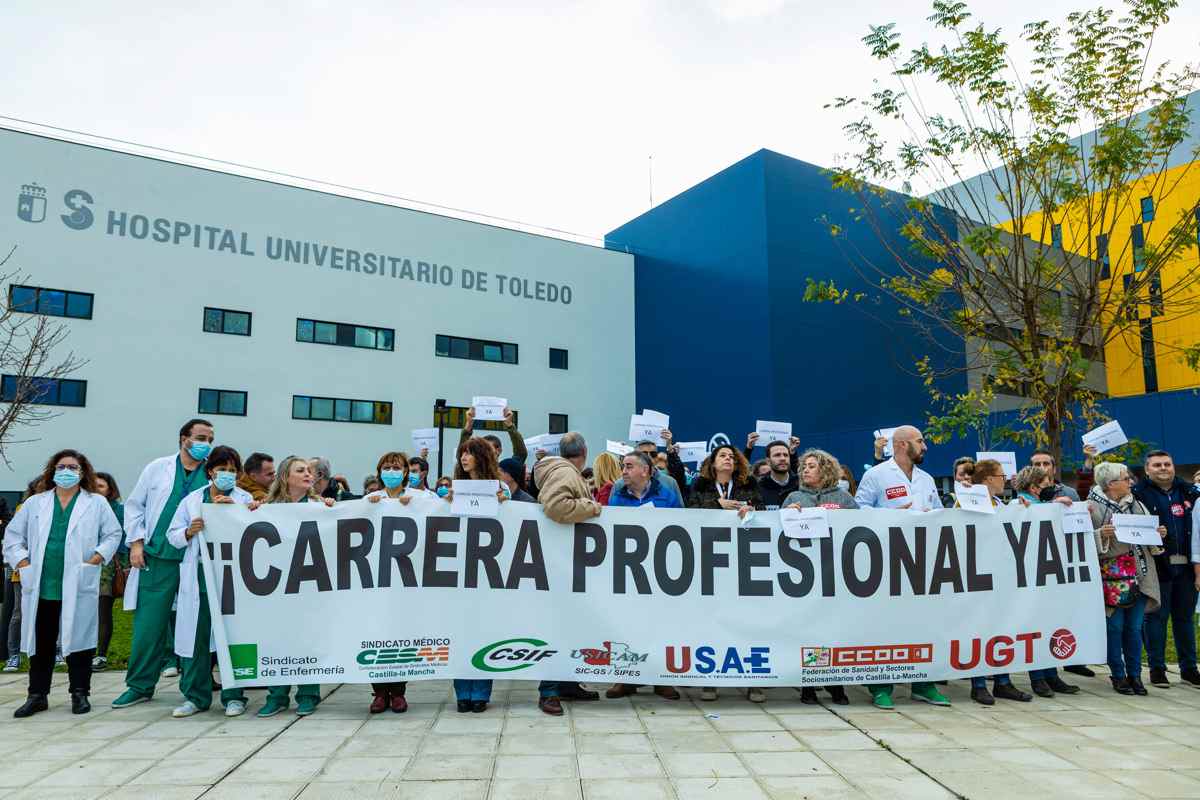 Concentración por la carreta profesional sanitaria en Toledo. Foto:EFE/Ángeles Visdómine.