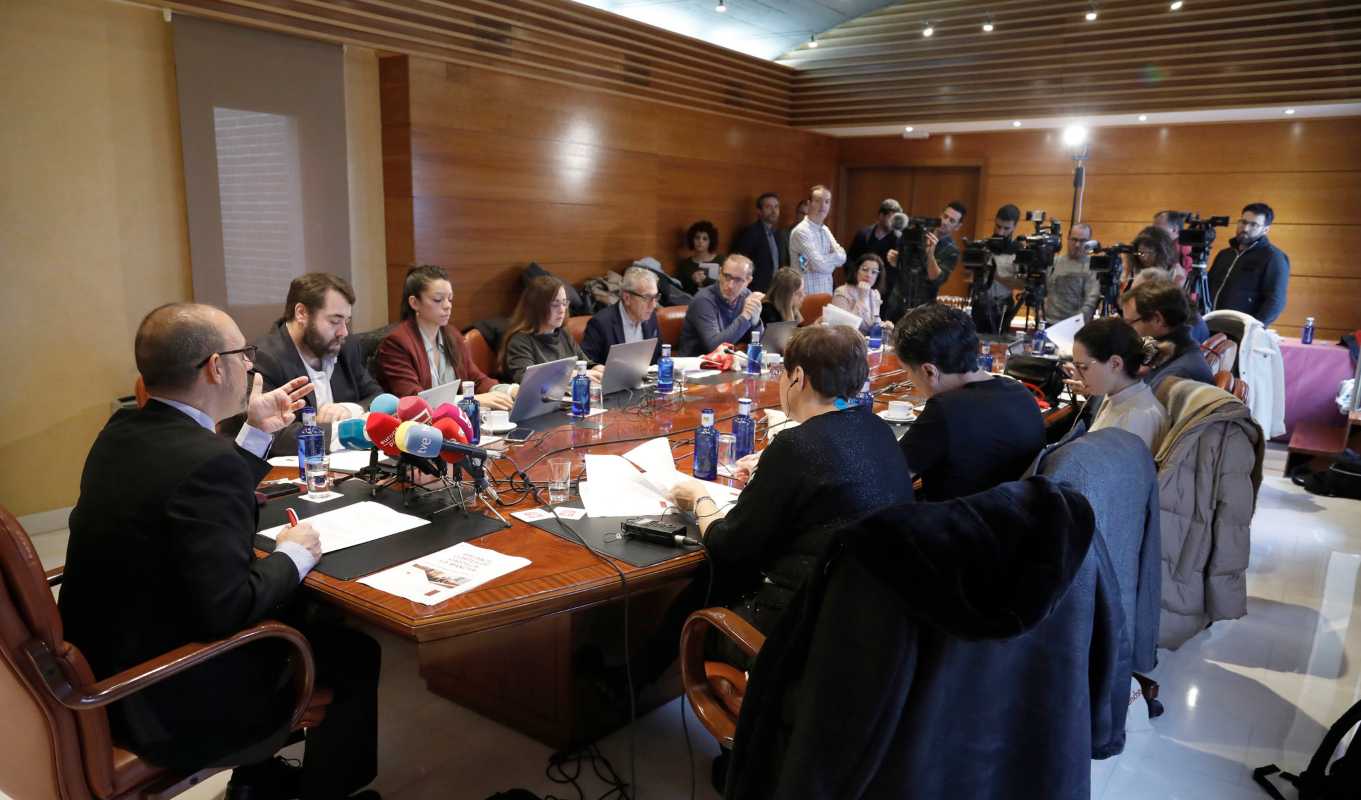 Pablo Bellido, a la izquierda, durante la rueda de prensa en la que ha hecho balance de lo ocurrido en las Cortes de CLM durante 2022.