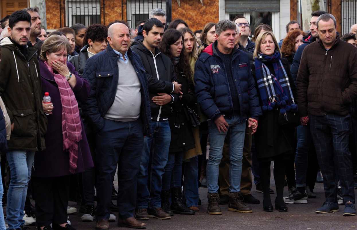 La familia de las niñas ha recibido el dolor de un pueblo. Foto: EFE/José del Olmo.