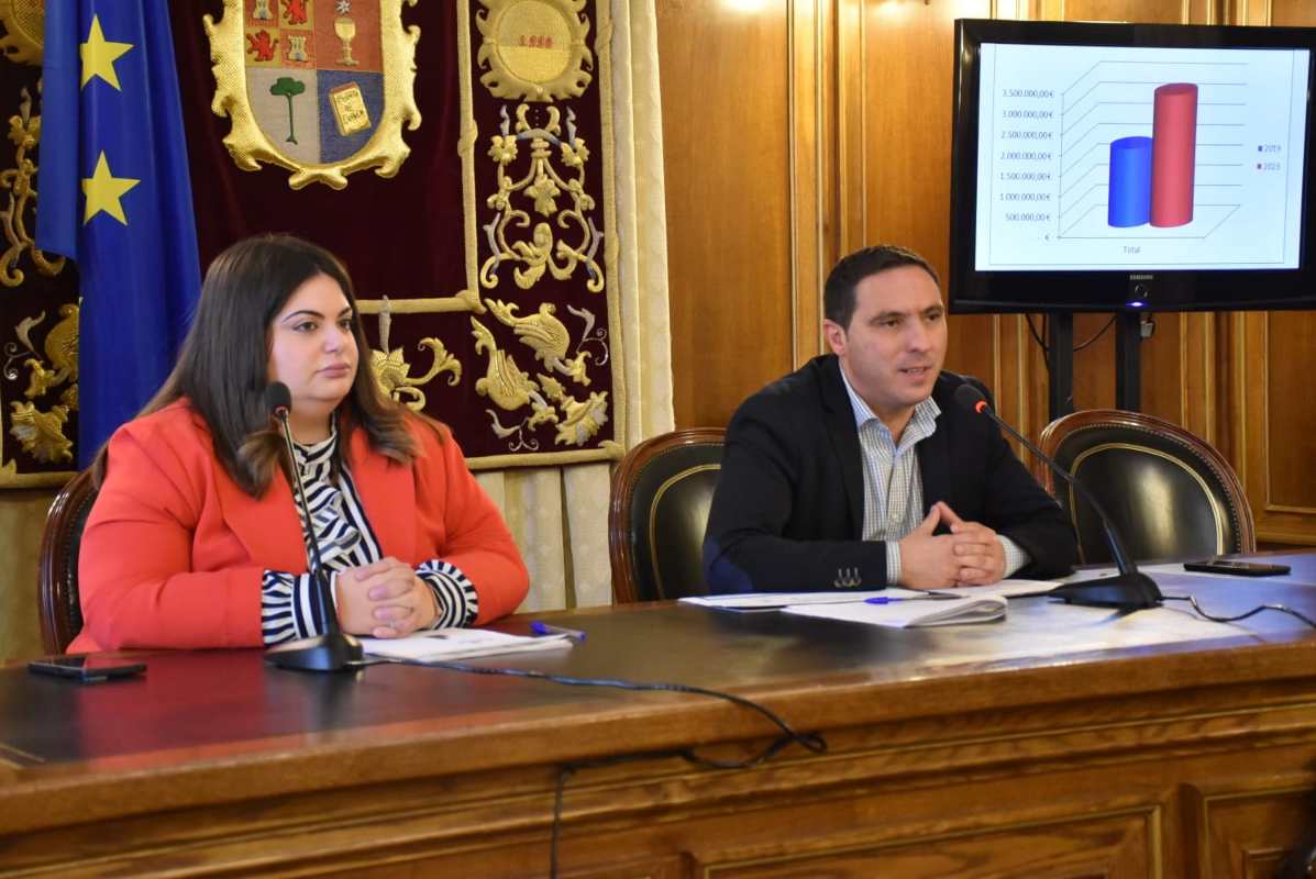 El presidente de la Diputación de Cuenca, Álvaro Martínez Chana, y la diputada de Cultura, Fátima García, desgranando la programación cultural.
