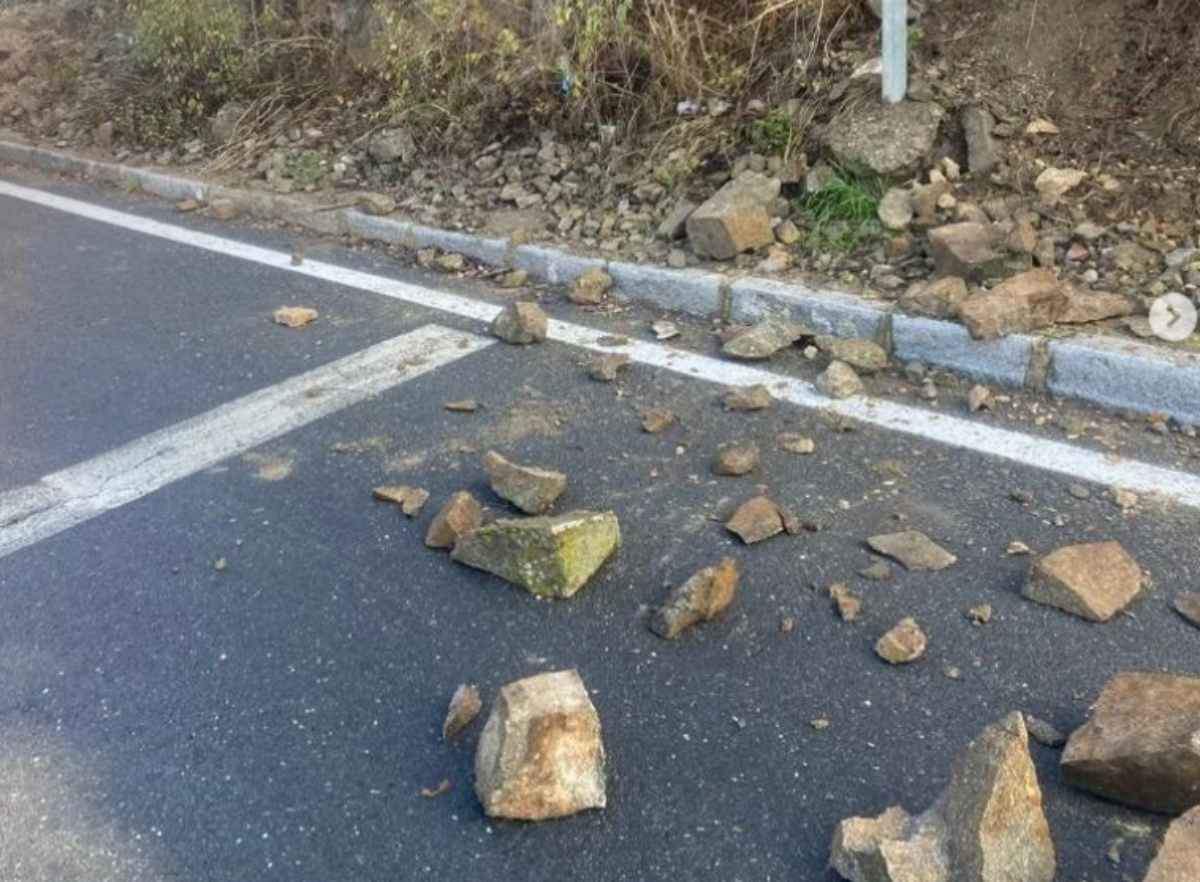 Desprendimiento de rocas en la carretera del valle.