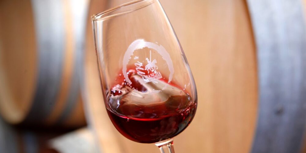 DO Mancha: el consumo del vino está garantizado con los jóvenes. Foto: DO Mancha.