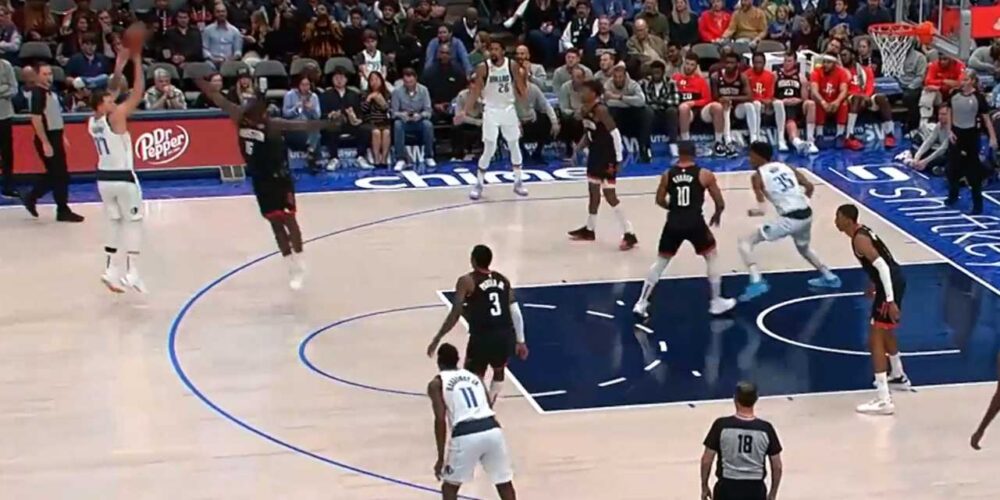 Garuba trata de defender un triple de Luka Dončić. Foto: Twitter @NBA.