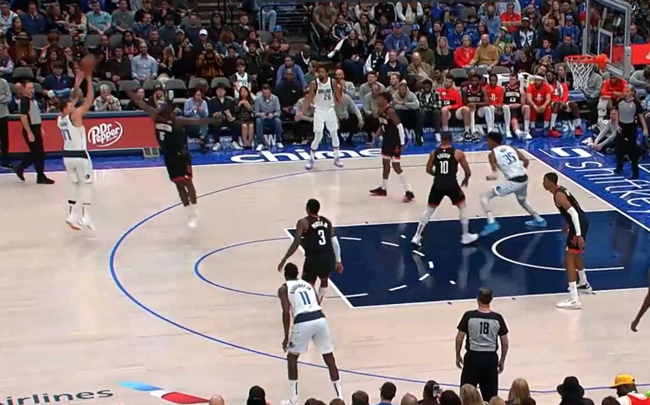 Garuba trata de defender un triple de Luka Dončić. Foto: Twitter @NBA.