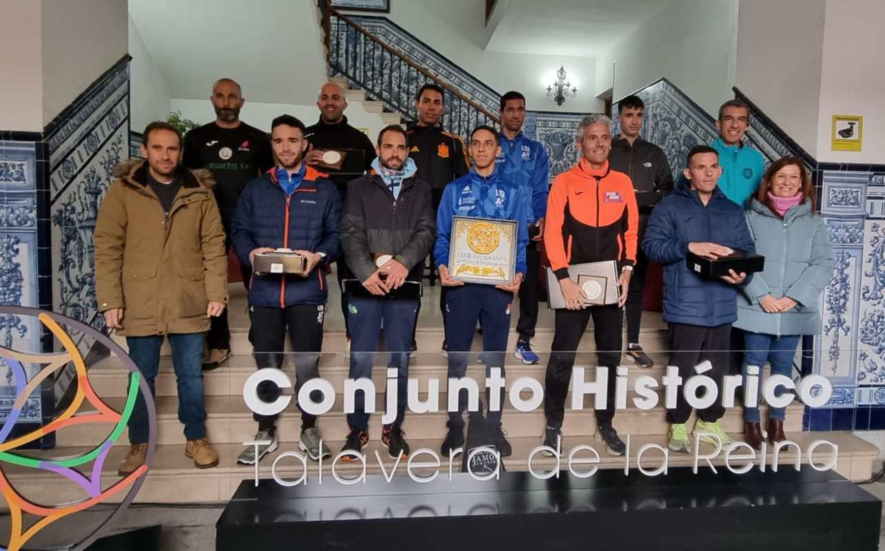 El Ourzadi (en el medio), ganador de la Carrera por el Conjunto Histórico de Talavera.