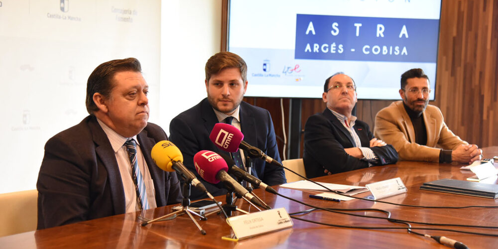 Nacho Hernando, segundo por la izquierda, junto a los alcaldes de Cobisa y Argés.