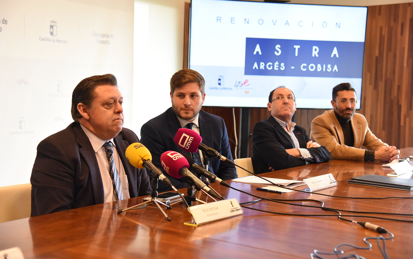 Nacho Hernando, segundo por la izquierda, junto a los alcaldes de Cobisa y Argés.