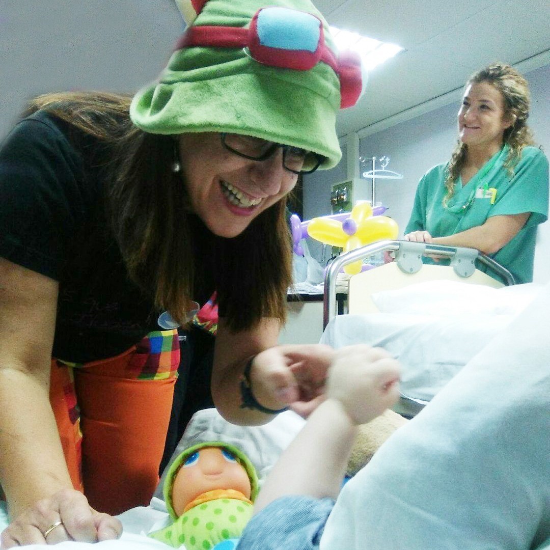 Una voluntaria de "Más que una ilusión" con un paciente del Hospital de Albacete. 