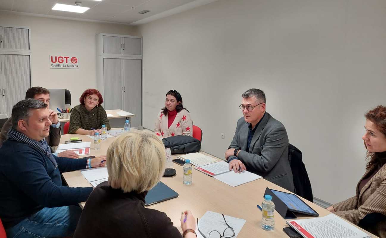 Imagen de la reunión entre Monforte (a la izquierda) con representantes de empleo del PSOE y el Gobierno regional.