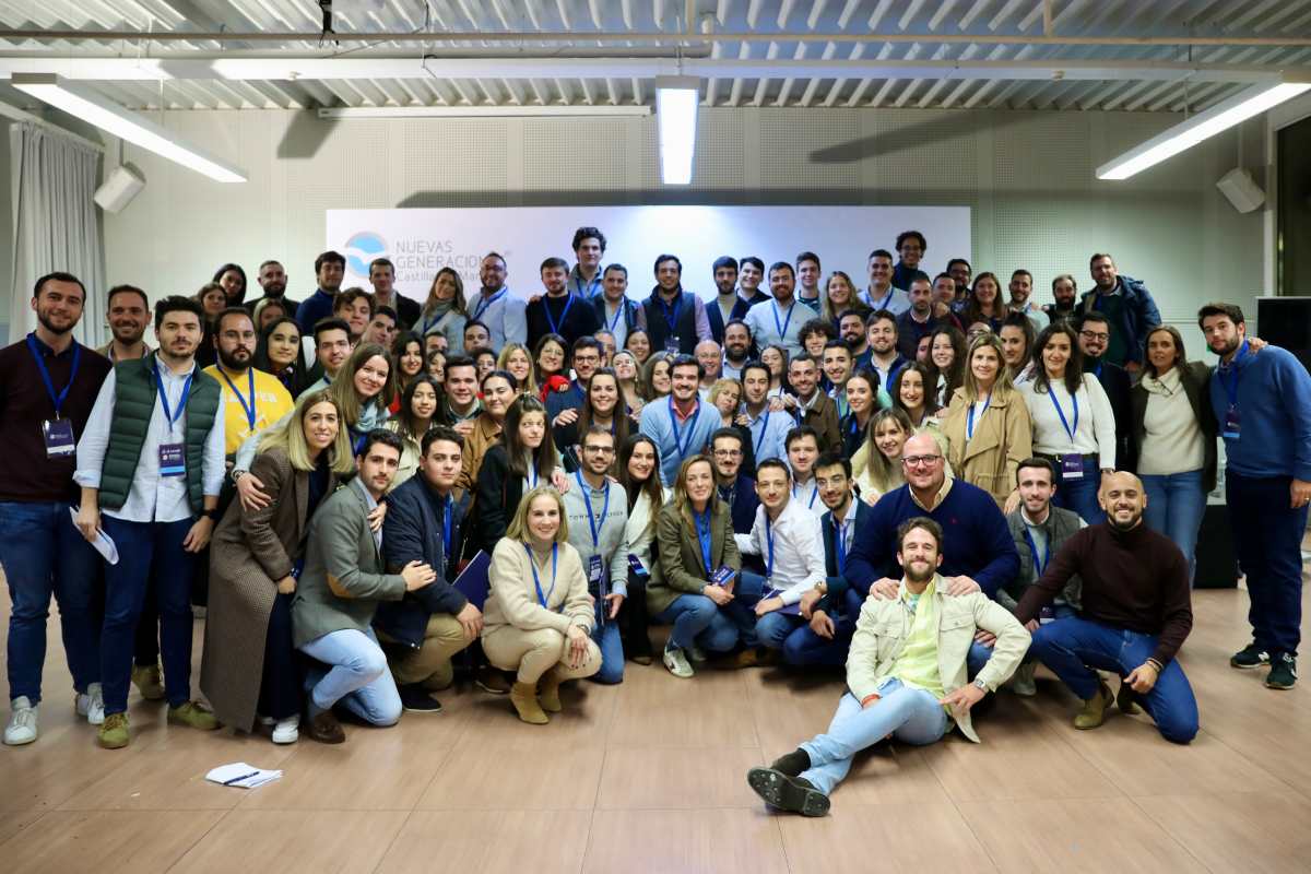 Foto de familia en la jornada de la elección del nuevo presidente de NNGG CLM.