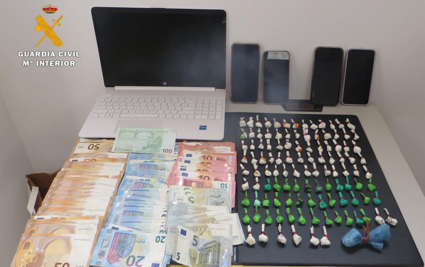 Material, dinero y droga incautados por la Guardia Civil de La Roda, Albacete.