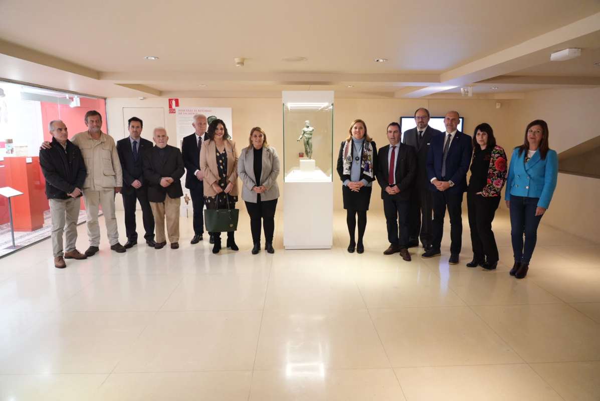 Foto de familia de la presentación de la exposición del "Hércules" en Talavera.