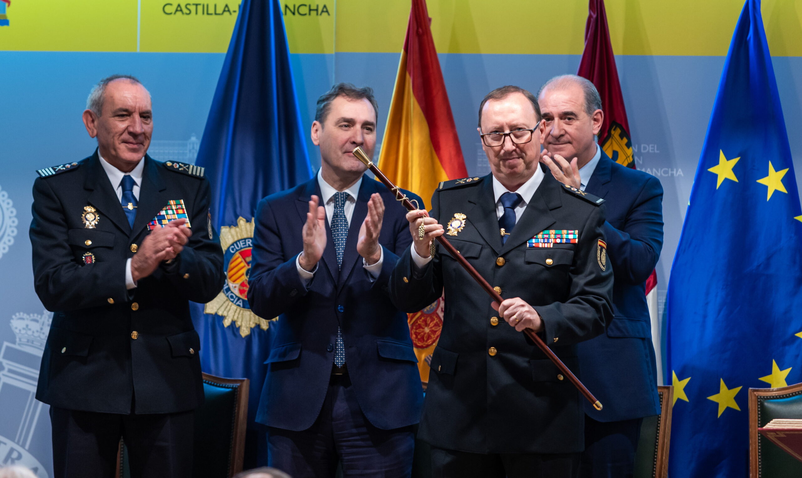 Javier Pérez Castillo, segundo por la derecha, durante su toma de posesión como jefe superior de Policía de CLM. Foto: EFE/Ángeles Visdómine.