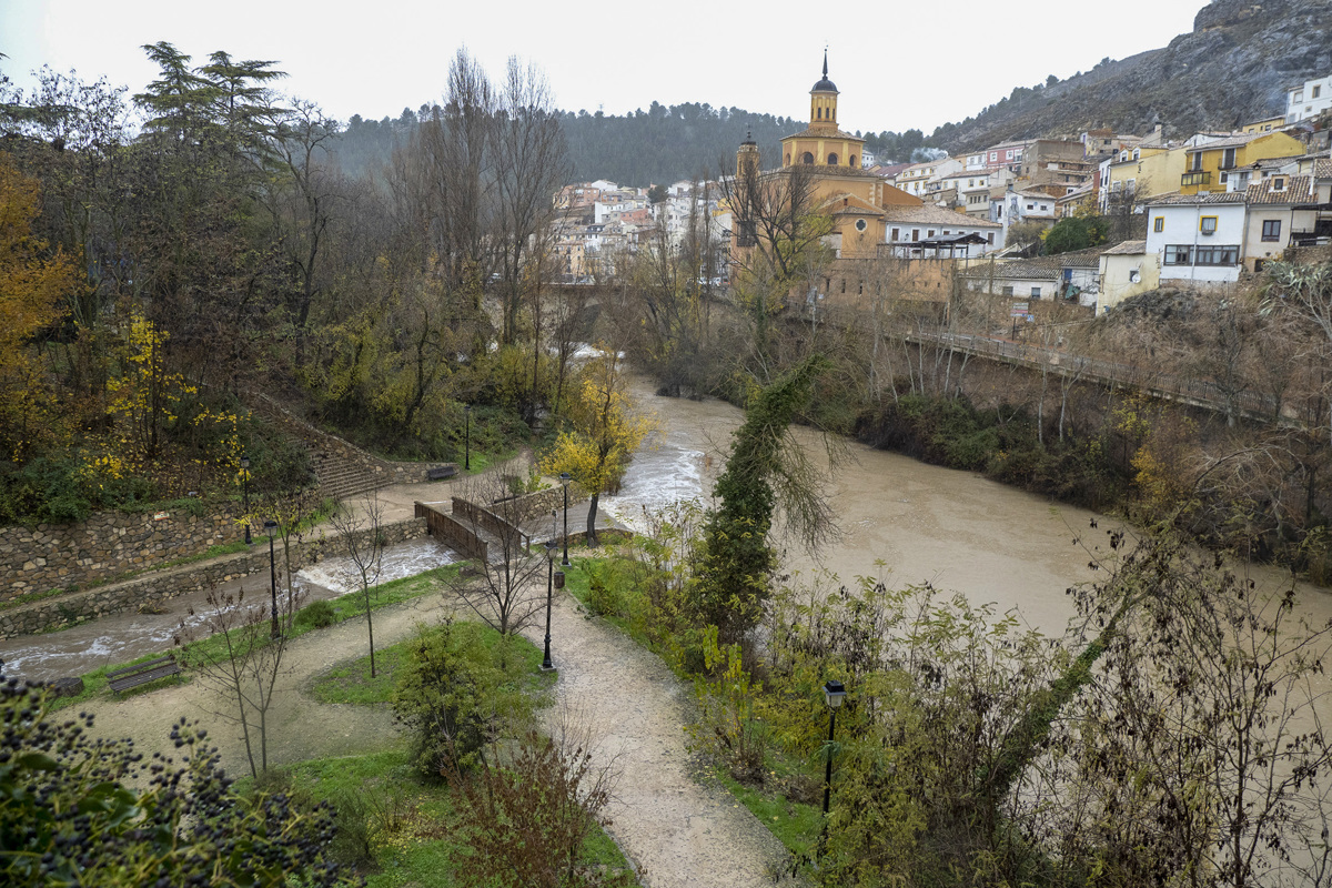 Vista de la desembocadura del río Huécar en el río Jucar, este martes en Cuenca tras las copiosas lluvias caídas en los últimos días. EFE/ José del Olmo