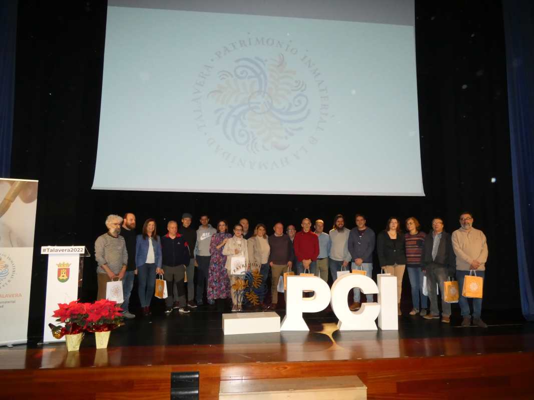 Foto de familia en la presentación de la marca de calidad de la cerámica talaverana.