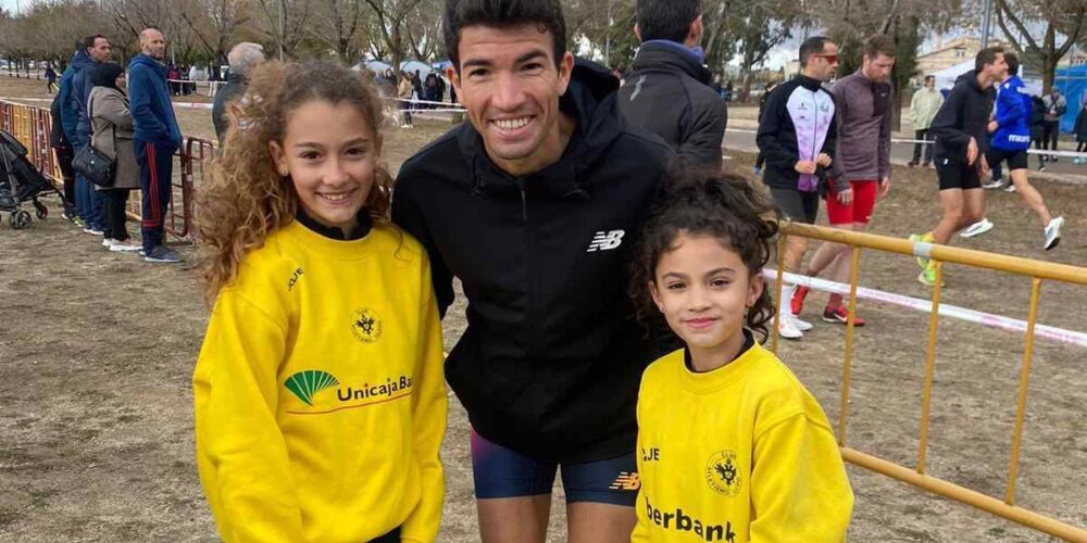 Adel Mechaal con dos de las jóvenes atletas del Club Atletismo Toledo. Foto: @AtletismoToledo.
