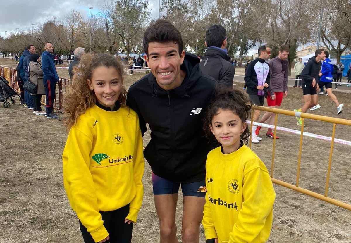 Adel Mechaal con dos de las jóvenes atletas del Club Atletismo Toledo. Foto: @AtletismoToledo.