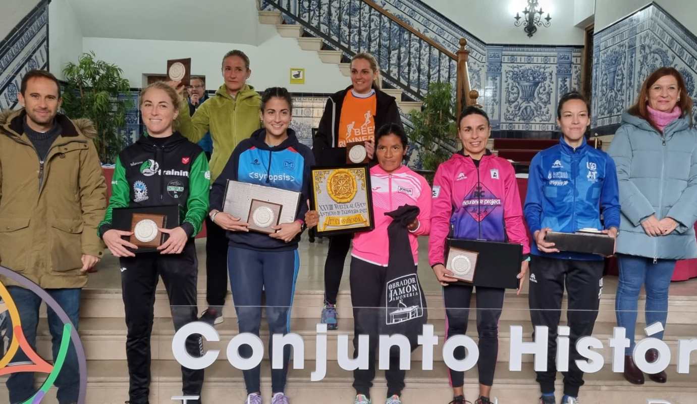 Mercedes Pila (centro) venció en la carrera que discurrió por el Casco de Talavera.