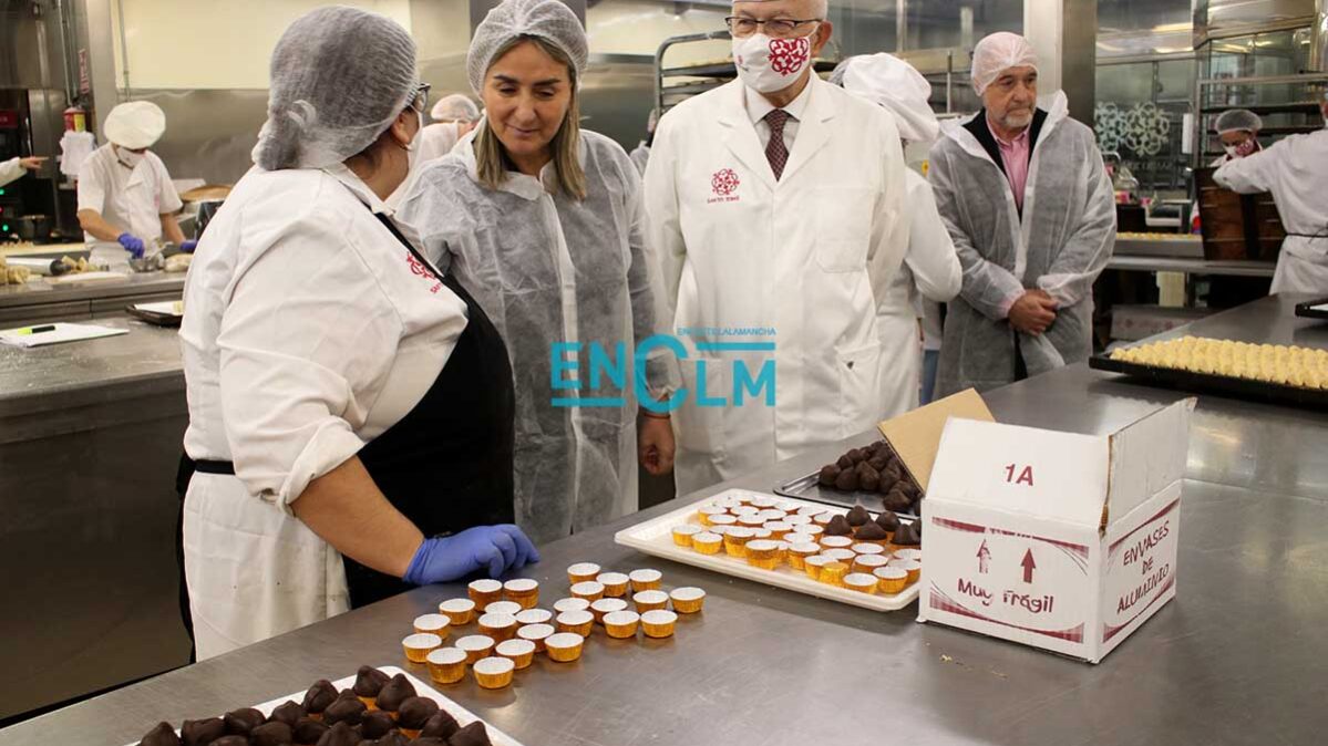 Milagros Tolón, alcaldesa de Toledo, durante su visita al obrador de Santo Tomé. Foto: Sara M. Trevejo.