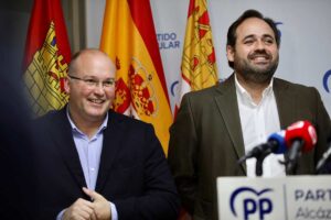 Paco Núñez, junto al vicesecretario nacional de Organización Territorial del PP, Miguel Tellado, en Alcázar.