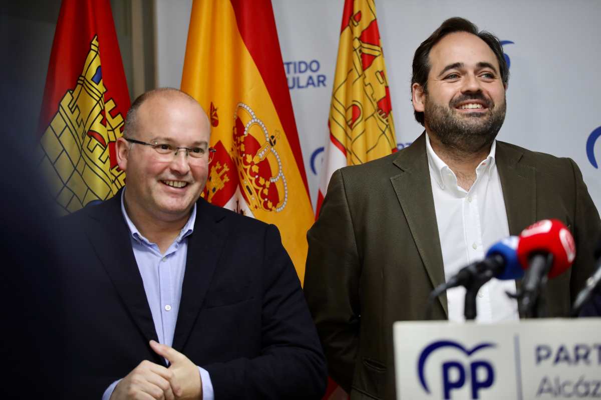 Paco Núñez, junto al vicesecretario nacional de Organización Territorial del PP, Miguel Tellado, en Alcázar.